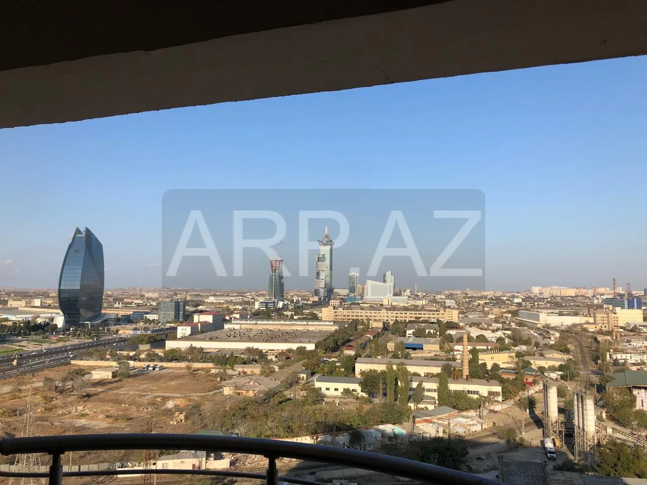 Nerimanovda kosmos yasayis kompleksinde 3 otaq ev kiraye verilir. gallery image